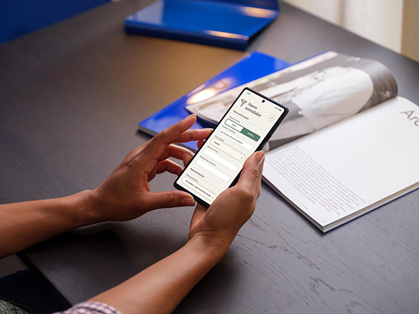 mockuuups-hands-holding-a-google-pixel-mockup-600